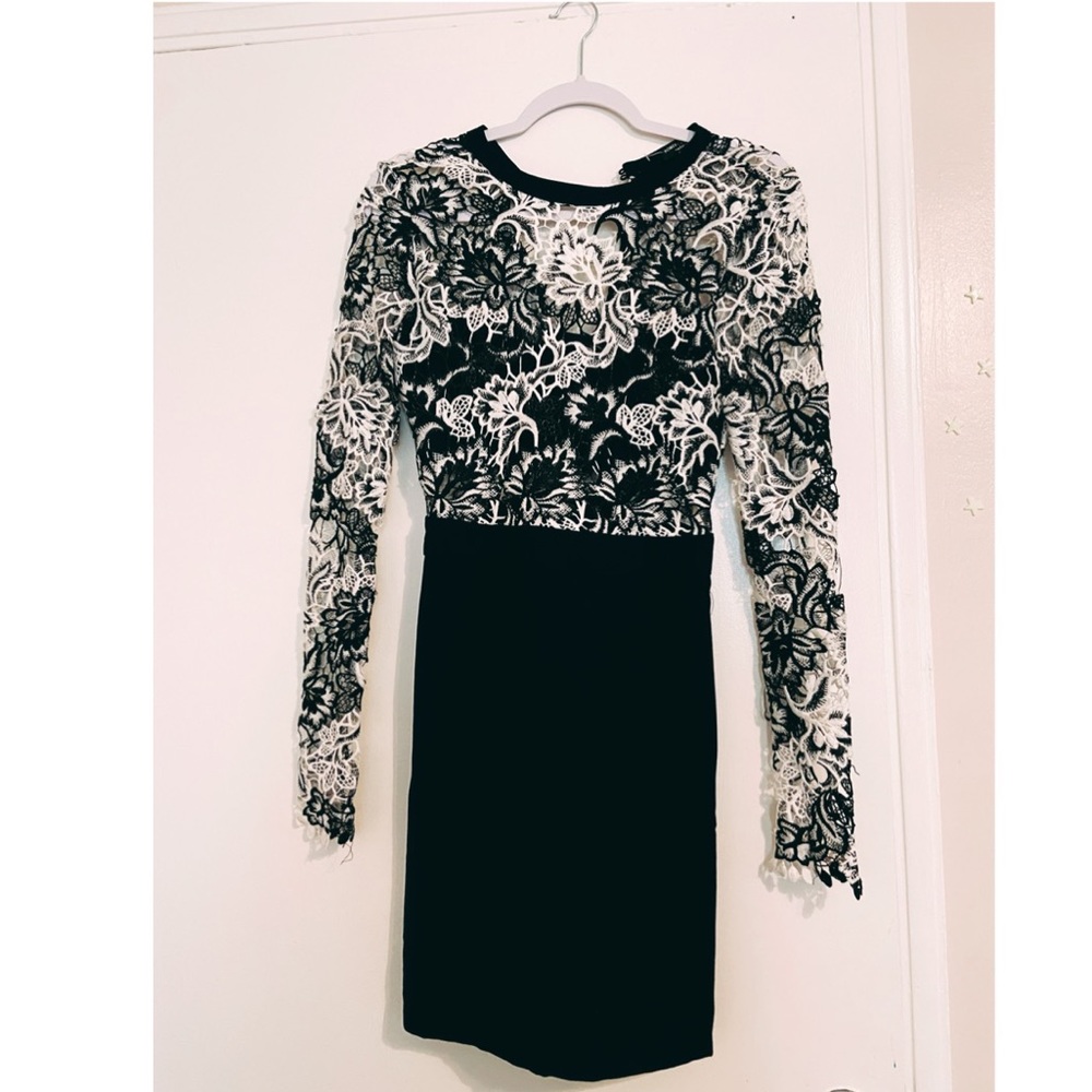 ROMEO & JULIET COUTURE Two-Toned Lace Dress ✨💅🏽